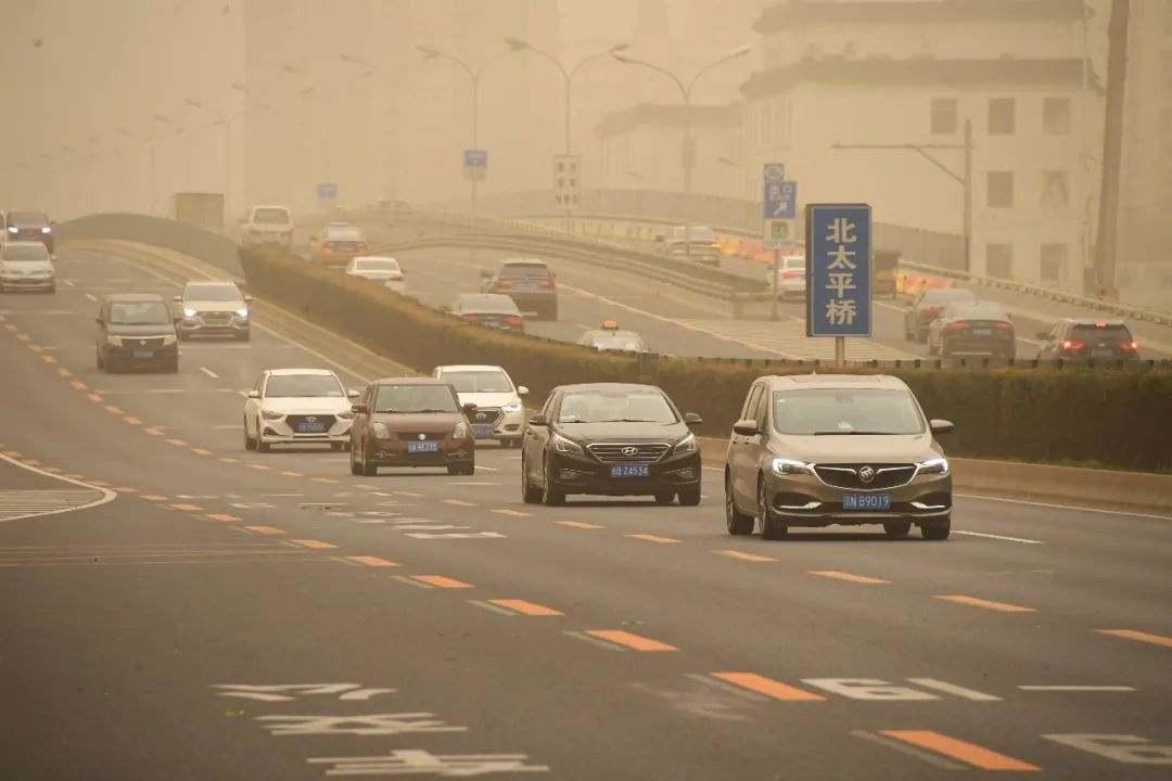 今天 北京又是大风和沙尘齐袭的一天 北京市气象台已经于昨天 分别