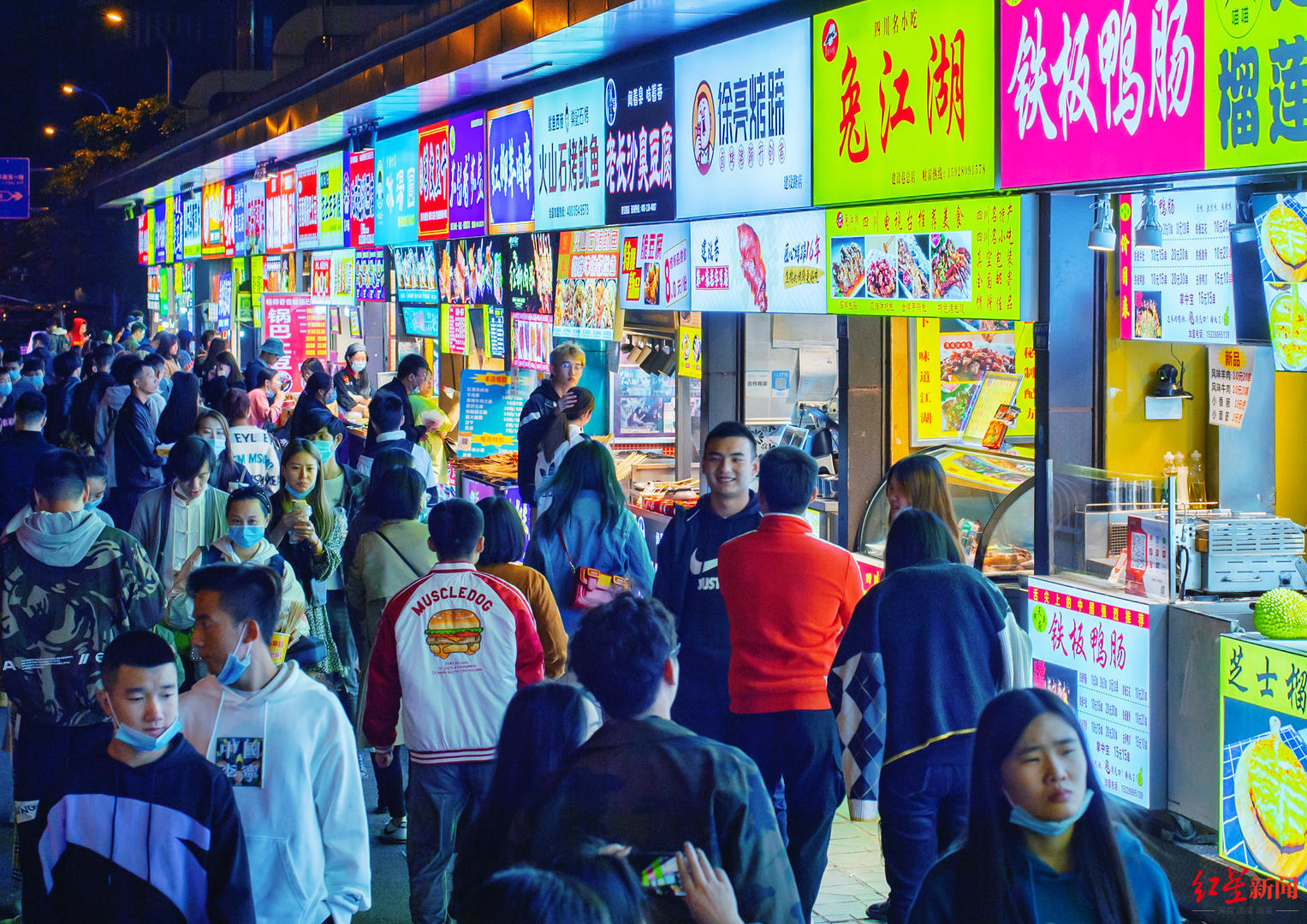 成都建设路小吃街假日消费升级显著,在成都市文广旅局的统计数据中