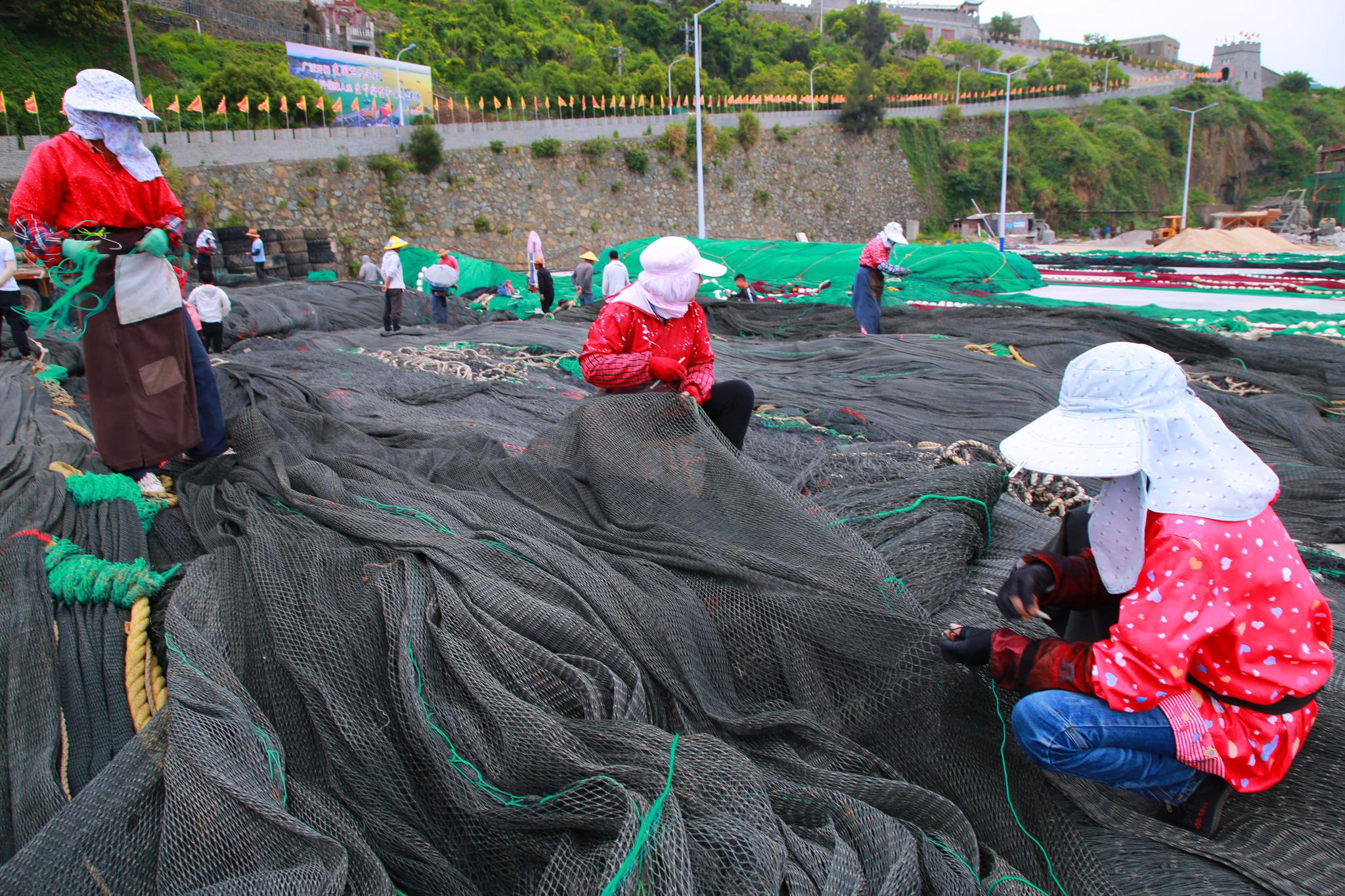 玉环:东海休渔季 渔民忙补网|东海_新浪新闻