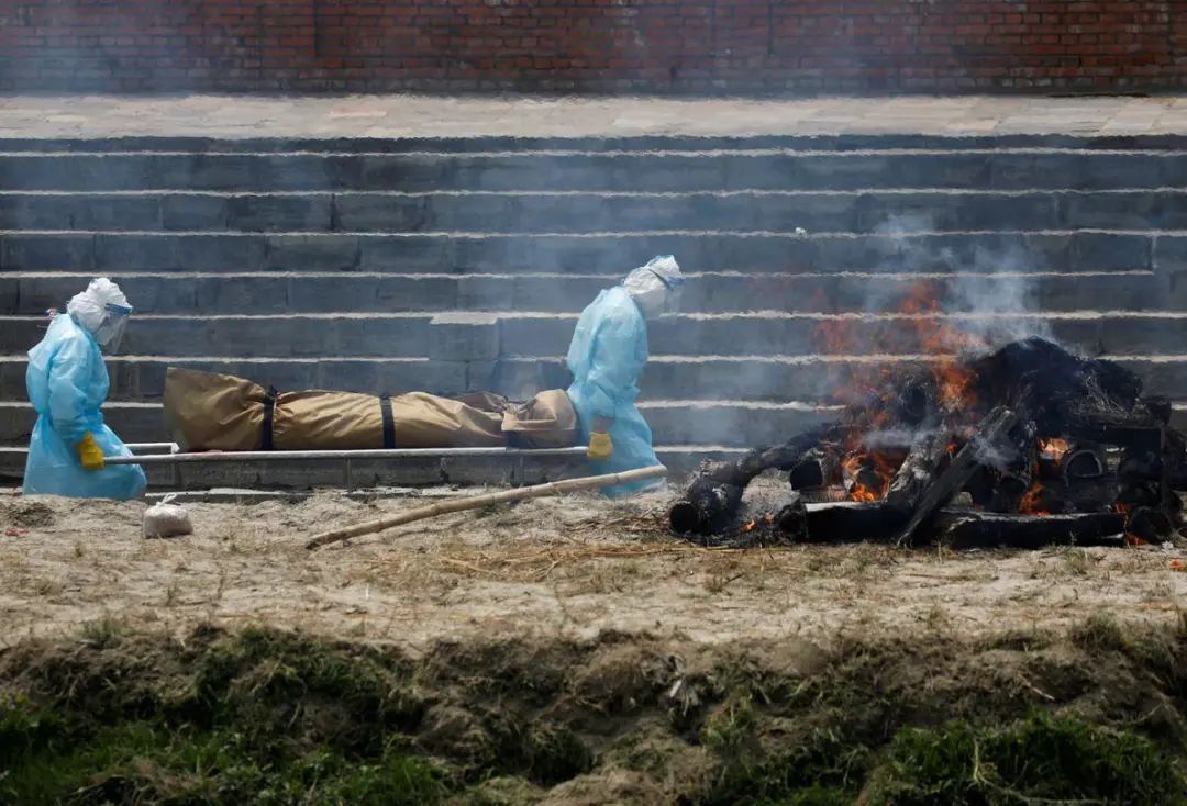 正文  尼泊尔卫生部长表示,新冠疫情"不只是病毒传播失控,重症比例也