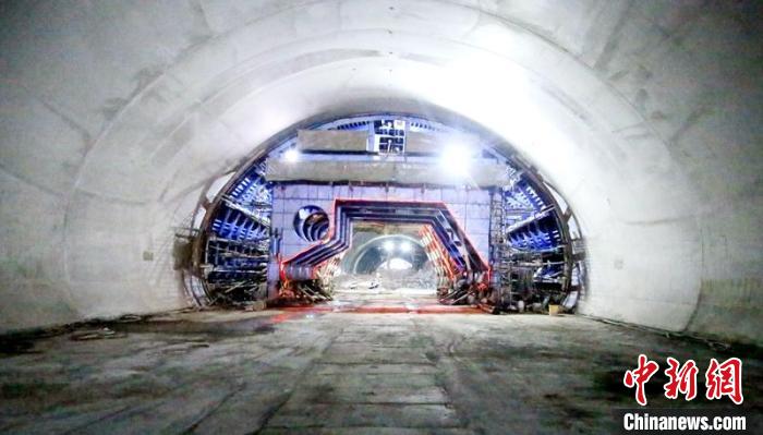 四川宜宾穿粉煤灰地层大断面浅埋盐坪坝双连拱隧道贯通
