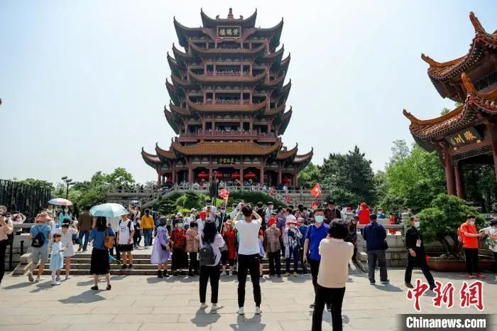 图为武汉黄鹤楼景区迎来众多游客。 本文图片 中新网