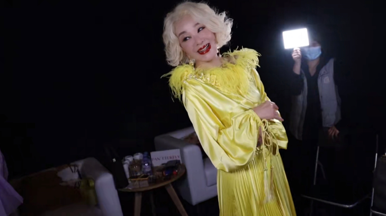 夏台凤71还这么漂亮染金发穿羽毛裙去时装周比年轻人还时尚