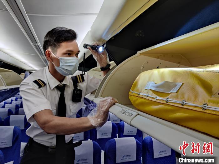 休假偶遇村民抽搐倒地 南航安全员紧急施救