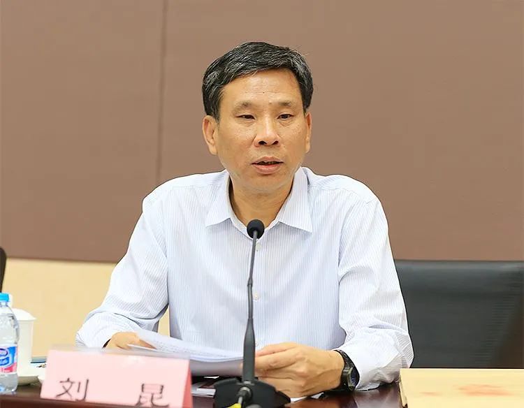 财政部长刘昆进一步完善个税制度稳推房地产税立法和改革