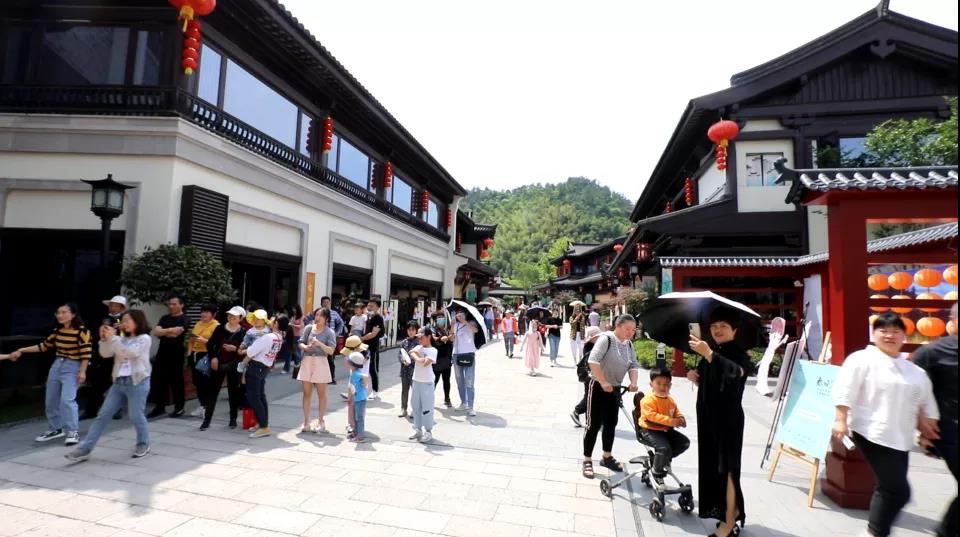 越剧小镇携游客共赴春日雅宴山水间聆听越剧及民乐