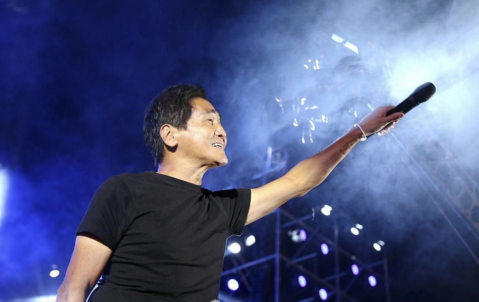 手臂晒成两个颜色,与张灵敏合照令人感叹|演唱会|齐秦_新浪新闻