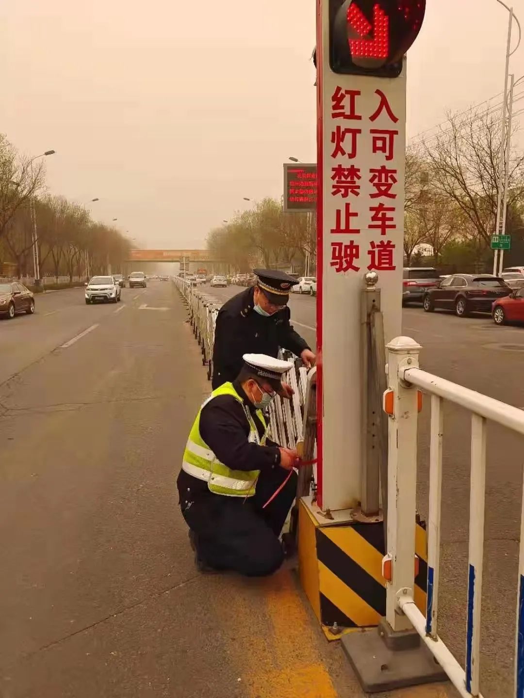 呼和浩特市展览馆西路大树被风连根拔起，路边停放车辆遭殃...休闲区蓝鸢梦想 - Www.slyday.coM