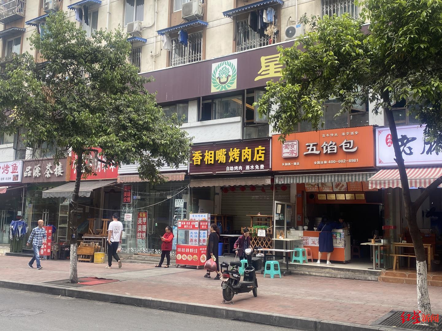 临街烧烤店不设专用烟道凌晨2点喝酒喧哗这些问题被督察