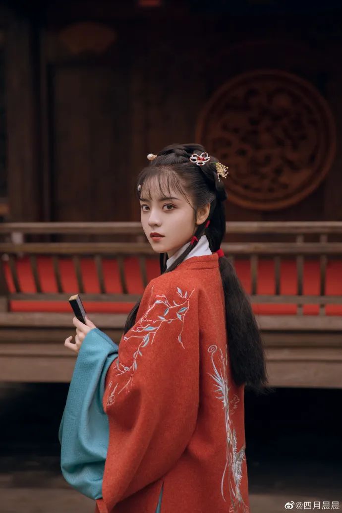 00后女孩穿汉服还原四大名著美女一张照片火出圈中国文化真的惊艳了