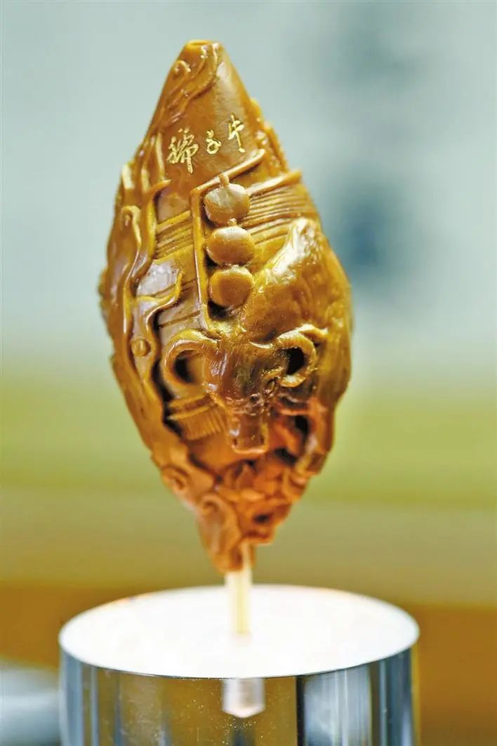 在毫厘之间刻万千世界这就是流传千年的橄榄核雕艺术