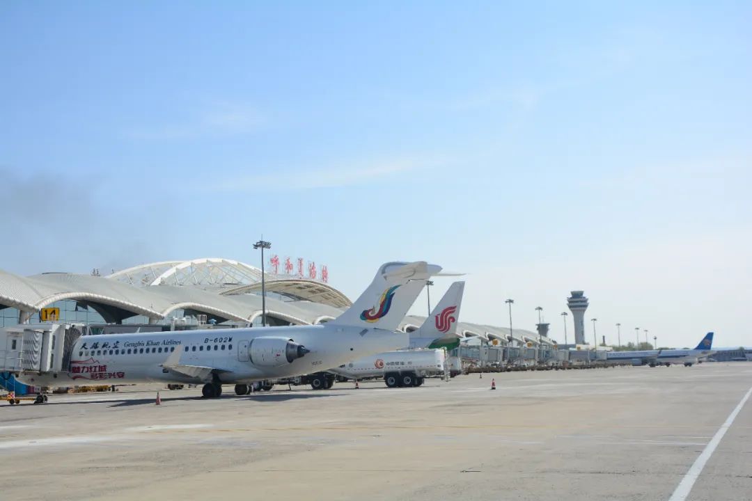 5671航班飞往乌兰浩特的旅客由呼和浩特机场新建成的15号廊桥登上飞机