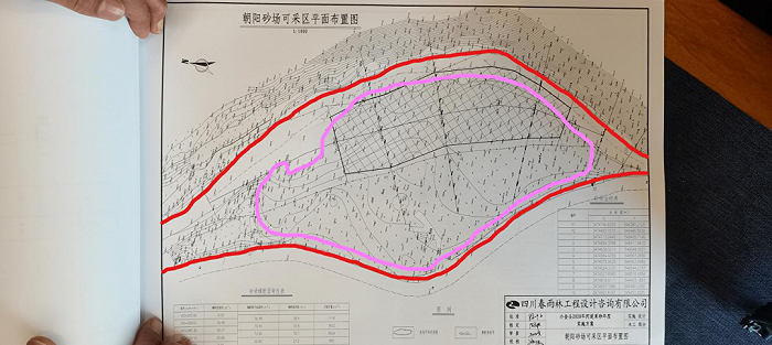 朝阳砂场违规侵占河道示意图（图中红线为河道管理范围、紫线为朝阳砂场厂区和堆砂区）