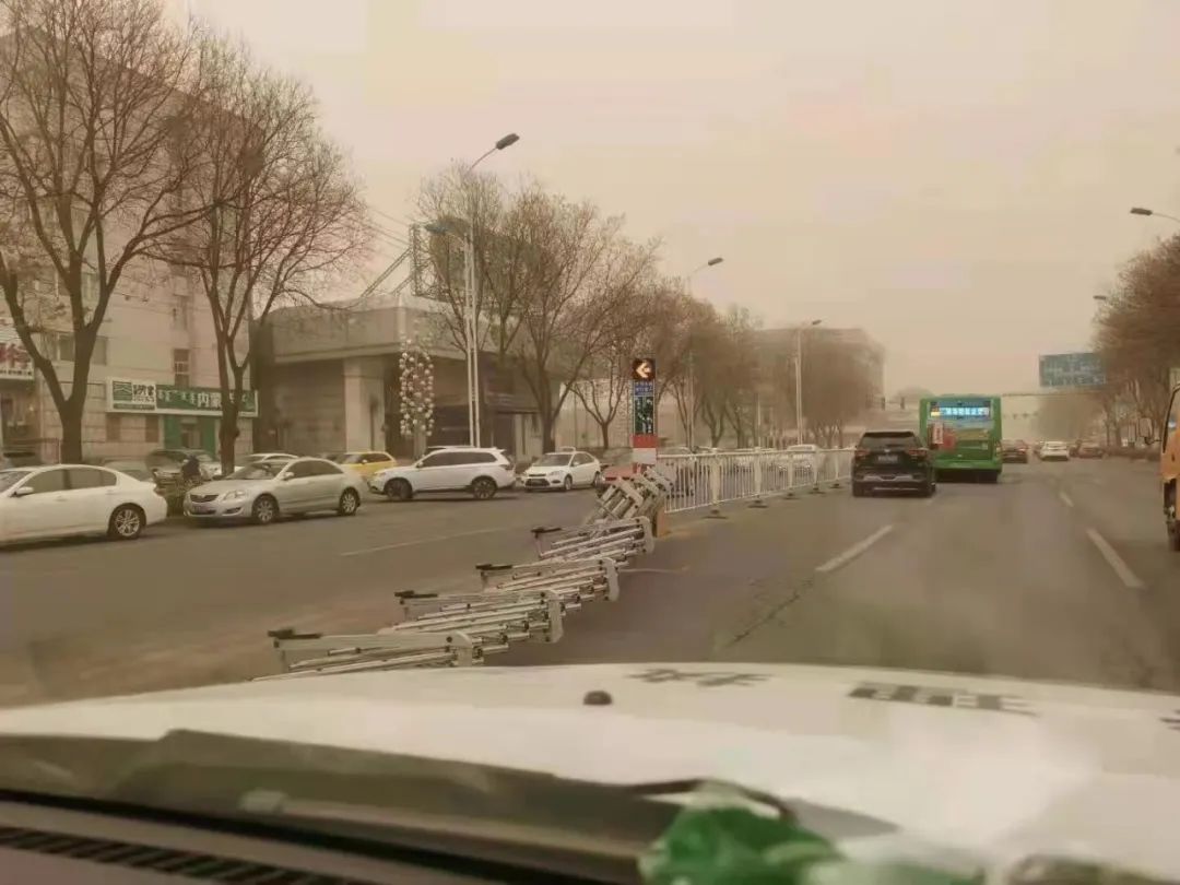 呼和浩特市展览馆西路大树被风连根拔起，路边停放车辆遭殃...休闲区蓝鸢梦想 - Www.slyday.coM