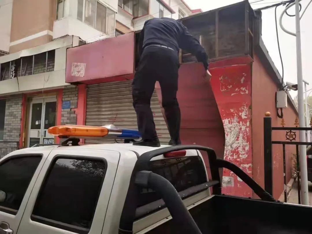 呼和浩特市展览馆西路大树被风连根拔起，路边停放车辆遭殃...休闲区蓝鸢梦想 - Www.slyday.coM