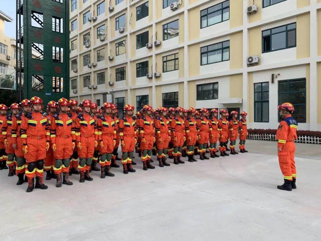 "使命召唤·齐鲁砺剑"—青岛市消防救援支队百余人重型救援队整装出发