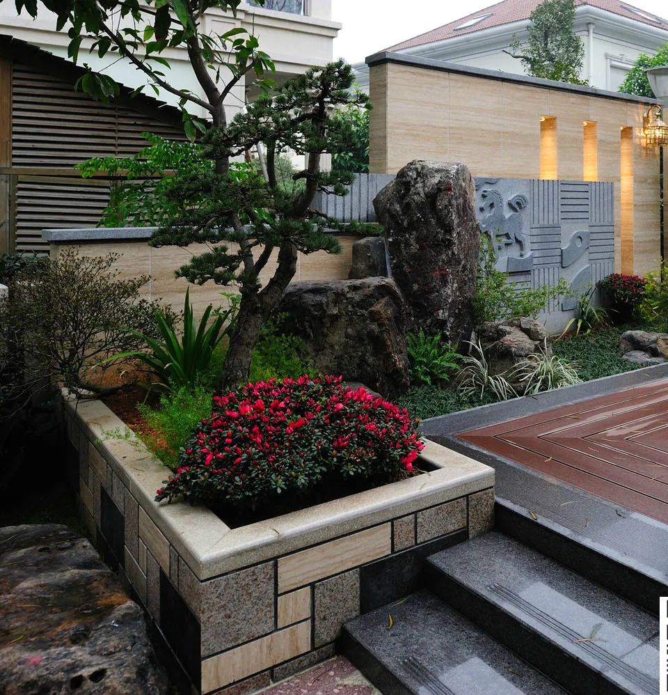 日本庭院设计注重布局和巧妙的规划,在庭院里,种植的植物品种不用太多