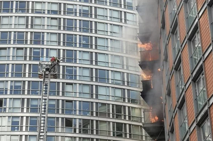英媒：伦敦一19层公寓楼发生火灾，20辆消防车和约125名消防员赴现场救火