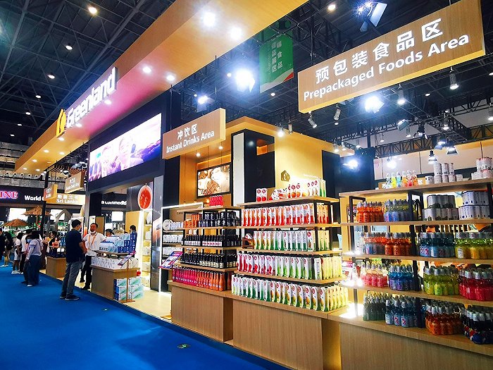 充满现代风味的丸米……绿地集团展商陈列的进口食品琳琅满目,应有尽