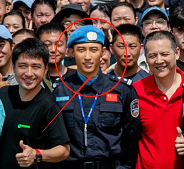 维和防暴队杀青大合照黄景瑜站c位王一博钟楚曦的肤色差亮了
