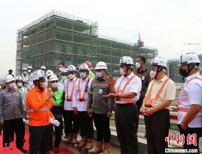 2021年4月12日，印尼海事与投资统筹部长卢胡特（右三）、中国驻印尼大使肖千（右二）视察雅万高铁项目。李利 摄