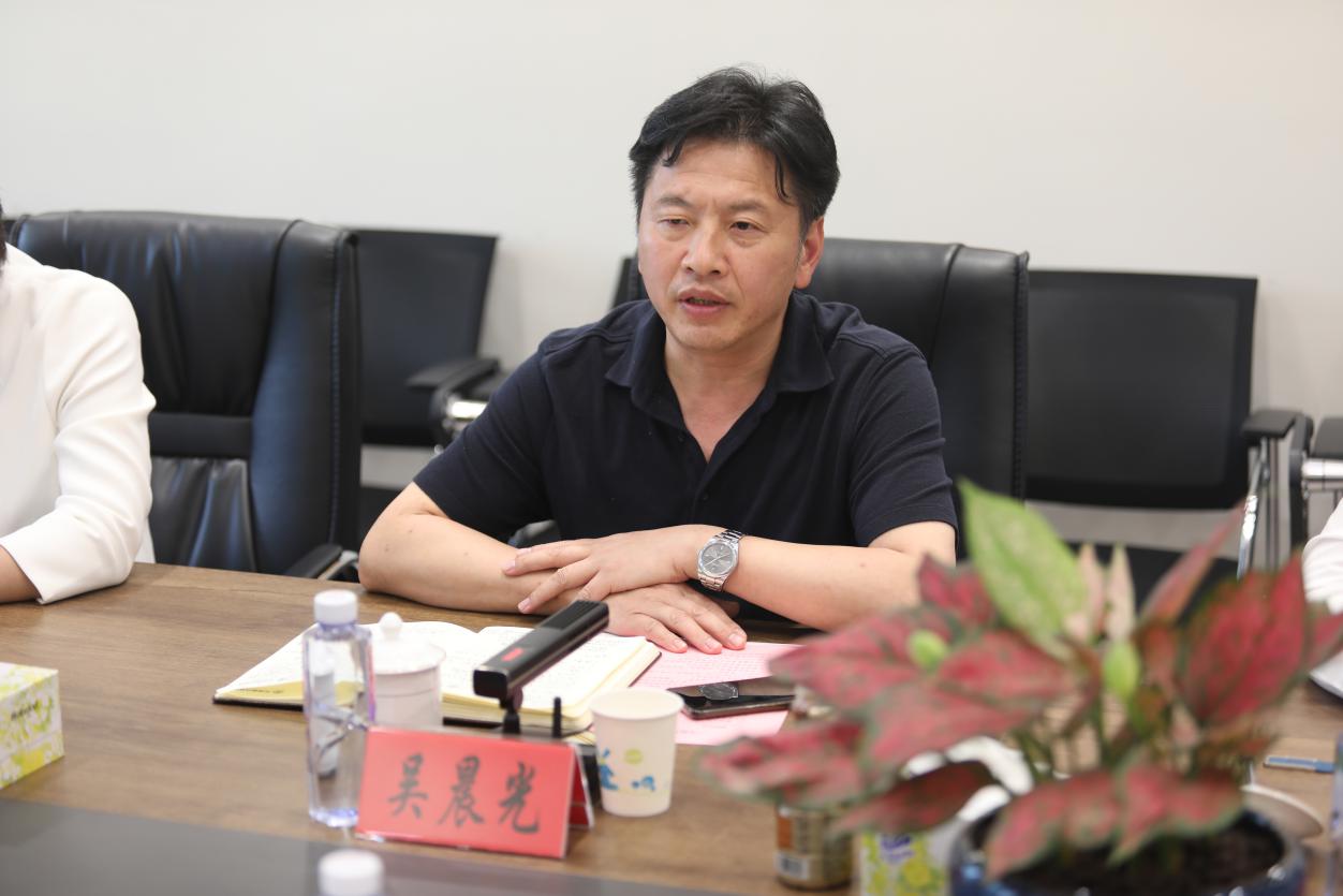 华大教育集团总校长吴晨光围绕"两个标杆,一个中心"对本次调研活动作