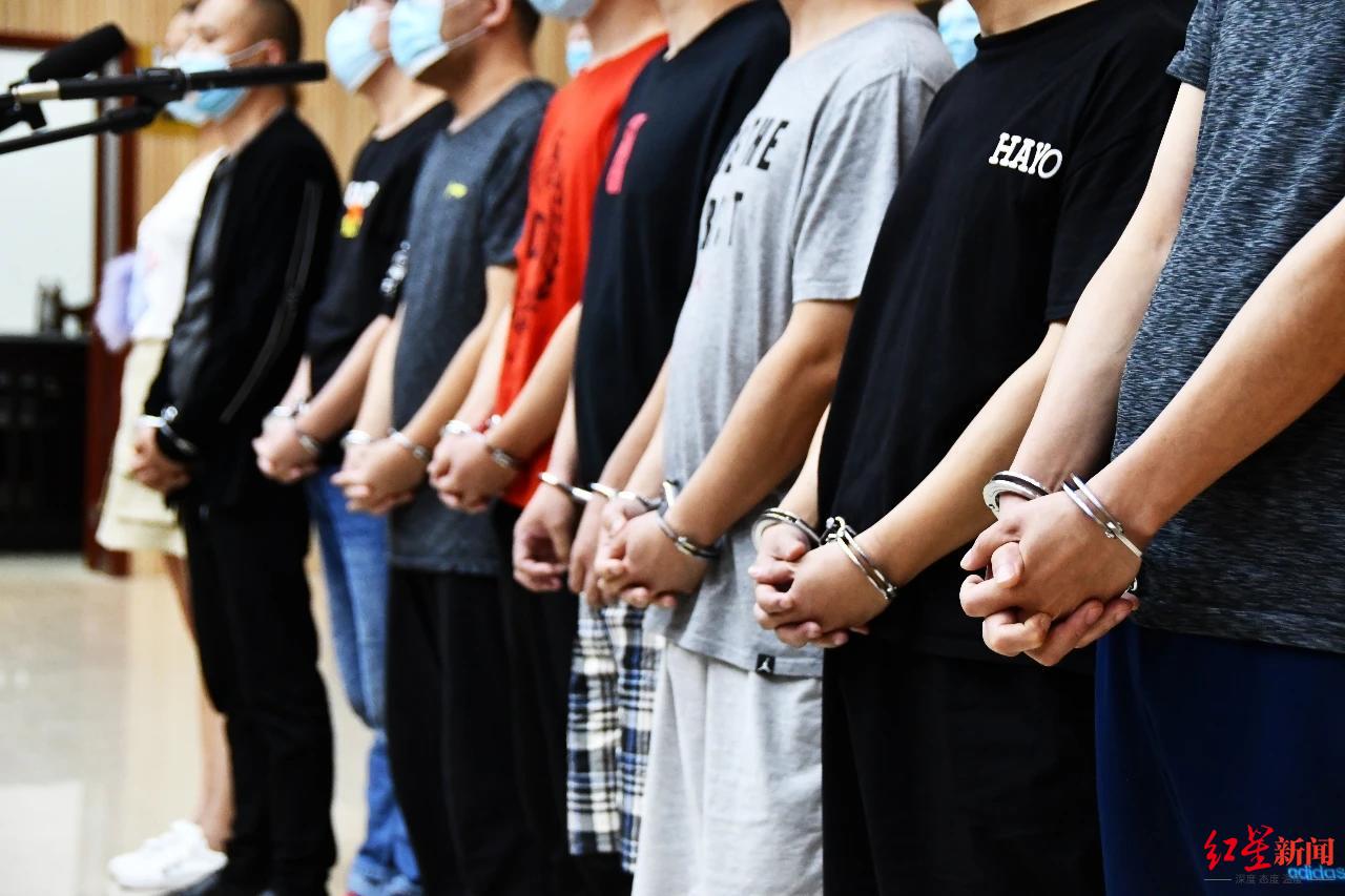 数百万部老年机被植入木马发诈骗短信,19人被判刑!