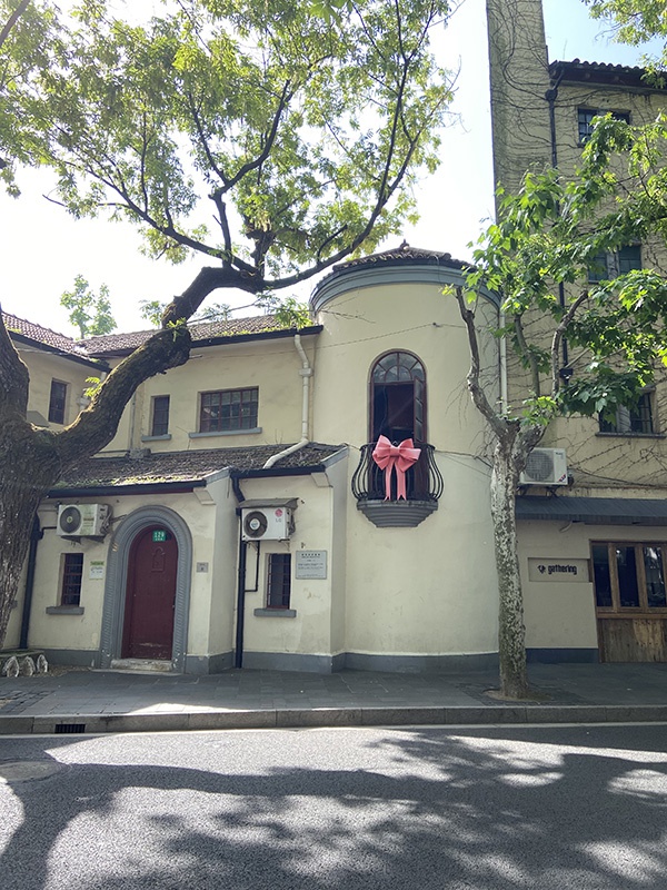 系着蝴蝶结的网红阳台.本文图片澎湃新闻记者陈悦图