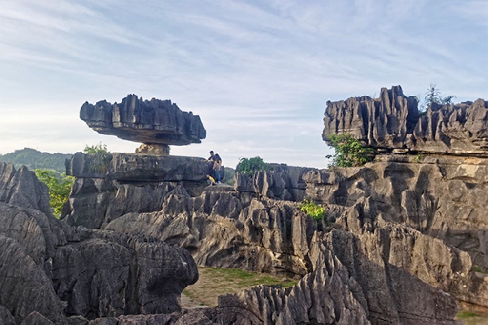 游客打卡鞍子镇石磨岩(央广网发 赵海峰摄)同时,节日期间,彭水严格