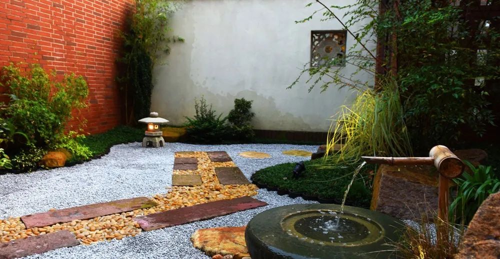 还有水,这是日本庭院中最不可缺少的元素之一,它与庭院中的其他元素有