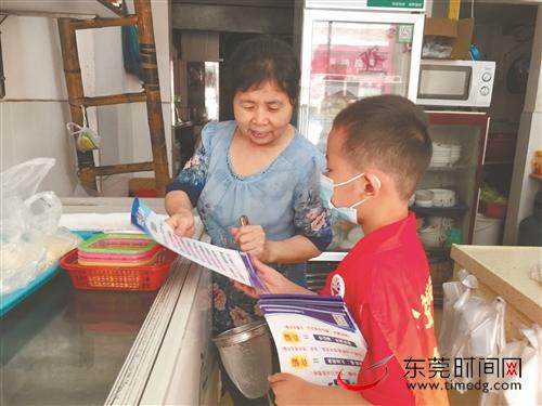 长安7岁萌娃 跟着妈妈做小小义警休闲区蓝鸢梦想 - Www.slyday.coM