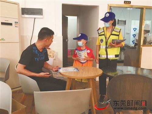 长安7岁萌娃 跟着妈妈做小小义警休闲区蓝鸢梦想 - Www.slyday.coM