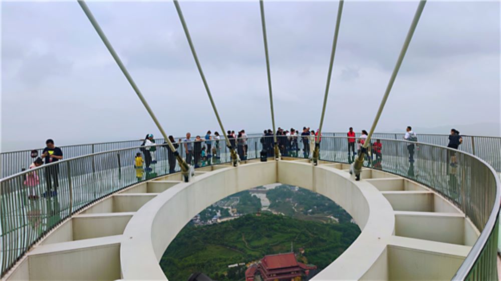 玻璃观景平台最受欢迎的打卡项目(央广网发 恺之峰旅游区供图)