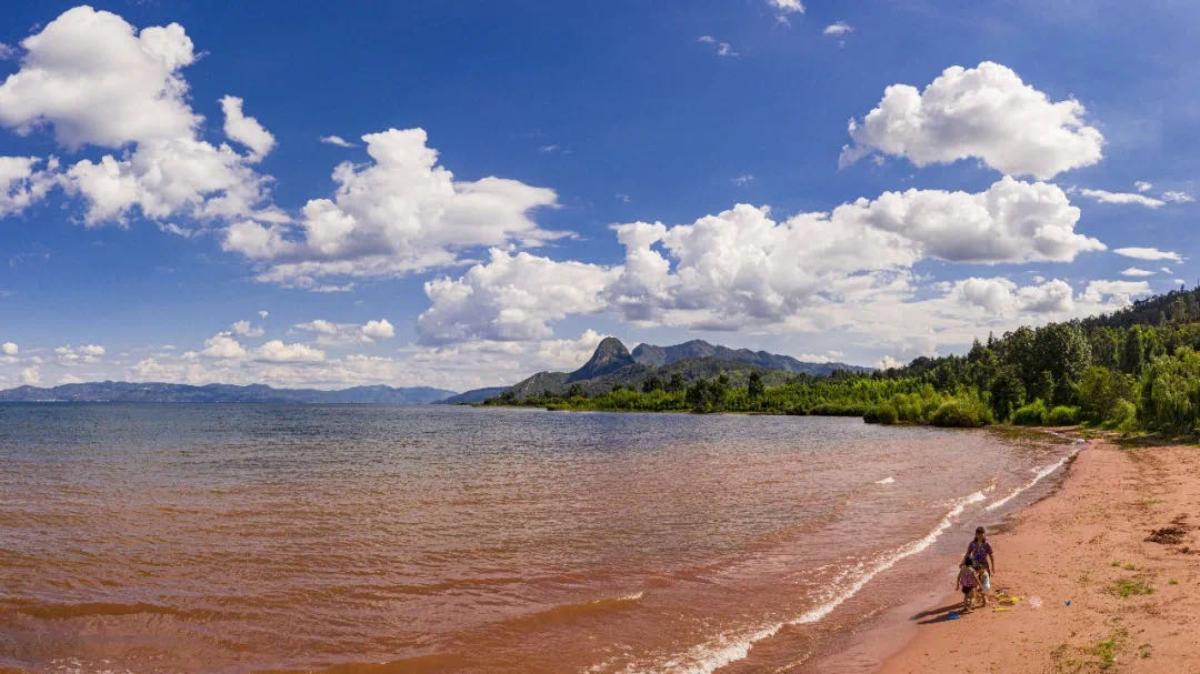 "粉色沙滩位于昆明周边,属于玉溪澄江县,导航抚仙湖附近的红山咀即可