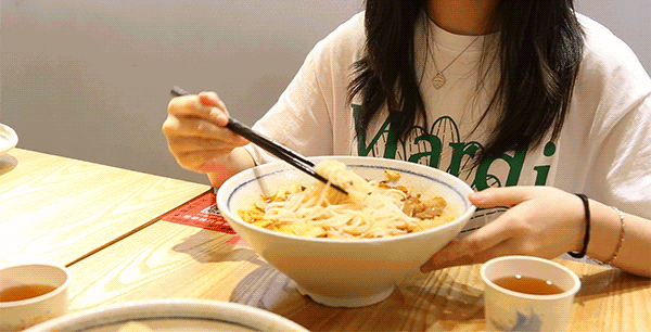 这家螺蛳粉超叛逆嗦粉不给汤不够臭不上桌