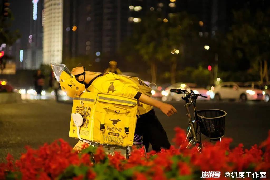 等单间隙,一名外卖员在休息。