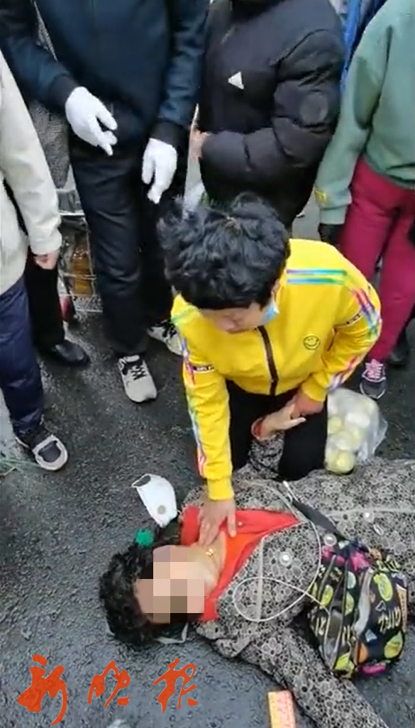 今早哈市一女医生逛早市突然边跑边喊挤进人群中