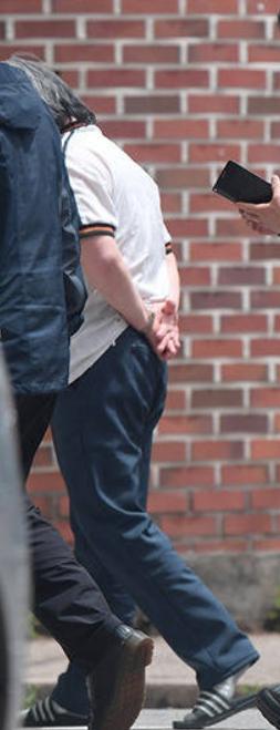 素媛案罪犯首次被拍到走出家门：穿拖鞋背手踱步 3名警察陪同休闲区蓝鸢梦想 - Www.slyday.coM