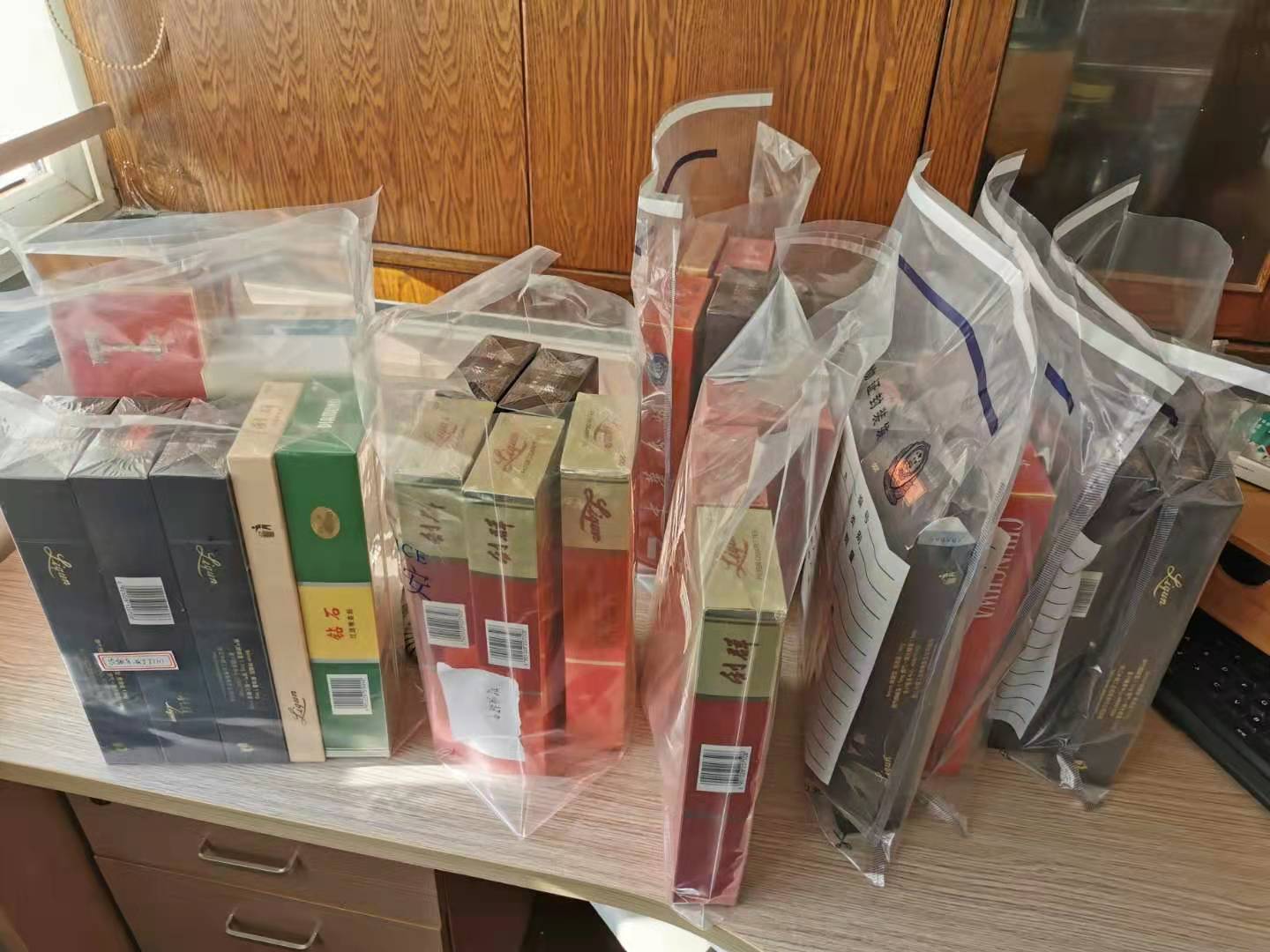 拿苹果手机换香烟二手店老板把自己送进派出所