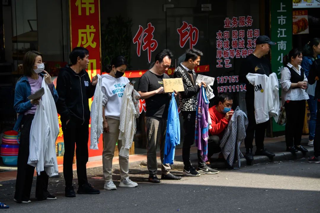 在服装加工厂林立的广州海珠康乐村一带，招聘市场上则出现了老板排长队等着被挑的场景。600米的城中村大街上，上千名制衣厂的老板们手持招工牌和样衣，等待着工人们的青睐。图/IC