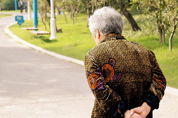 老年人想走路锻炼又怕损伤膝盖该怎么办从四个方面为您分析