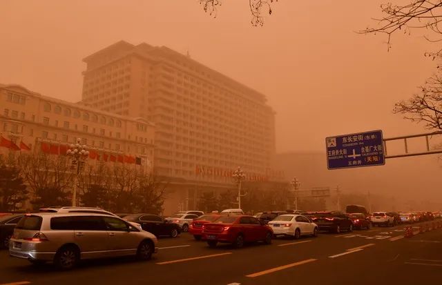 ▲2021年3月15日，北京地区遭遇一场强沙尘暴侵袭，户外天空一片昏黄。图为北京闹市区王府井景象。摄影/章轲