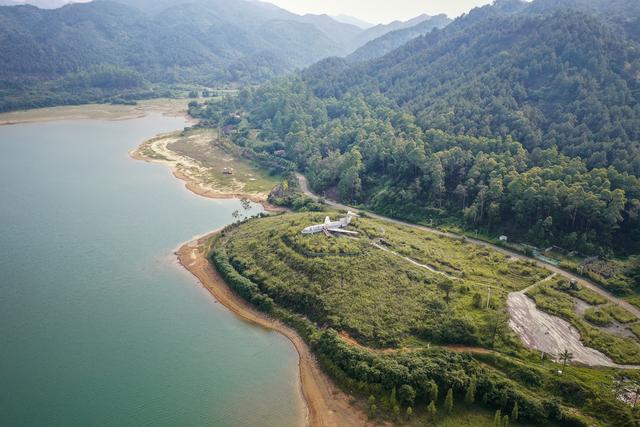 广东恩平水库湖畔现“僵尸飞机”：末日既视感十足休闲区蓝鸢梦想 - Www.slyday.coM