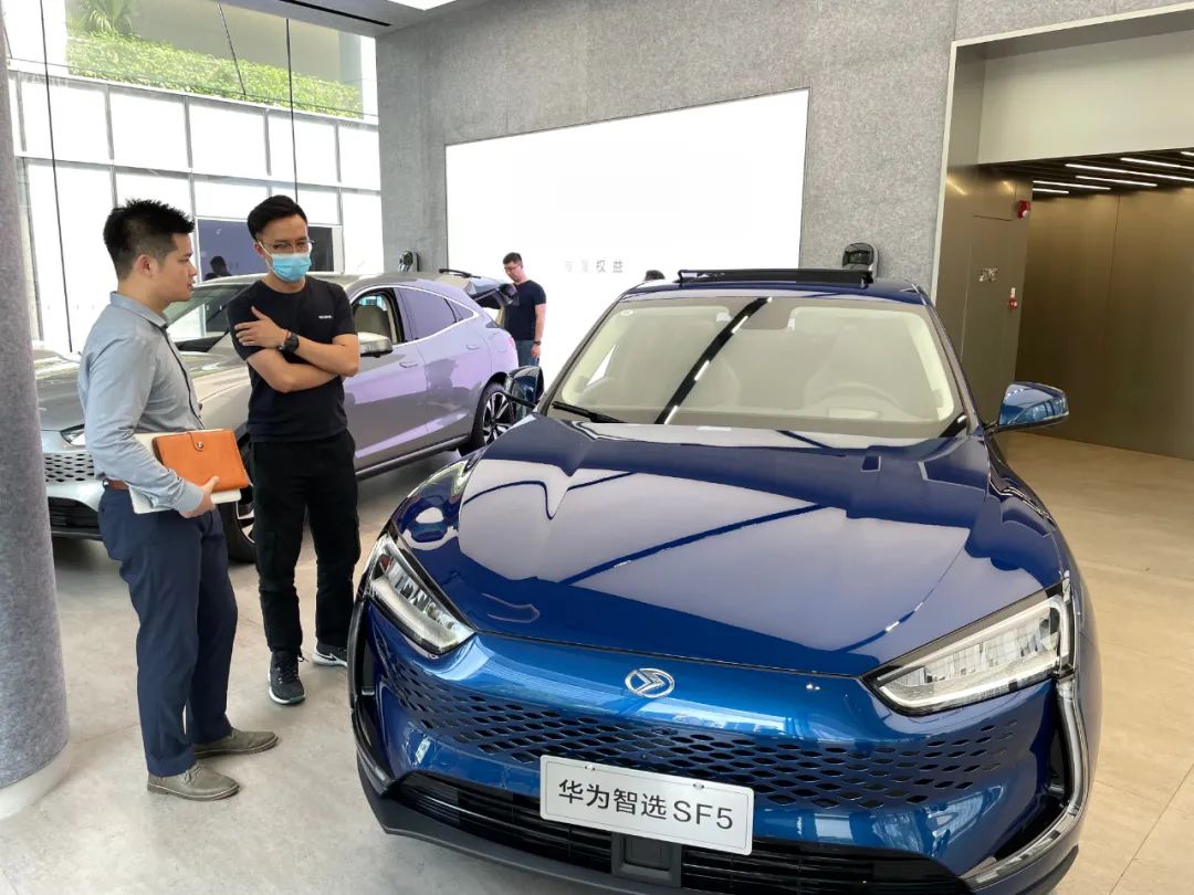 华为汽车开卖太火爆两天超3000台交付排到年底