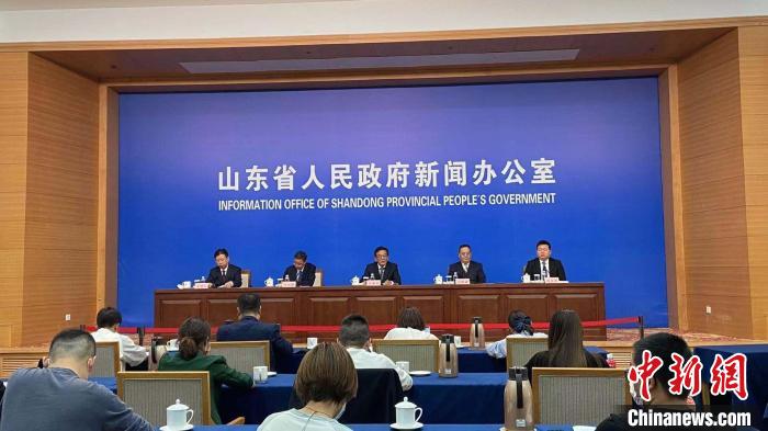 山东省政府新闻办8日举行发布会,介绍今年一季度该省消费市场运行情况。孙婷婷 摄