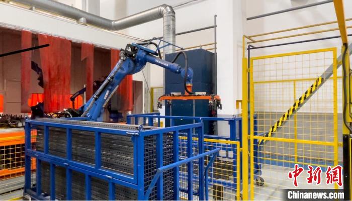 电缆托架自动生产线上正在工作的机器人 张何缘 摄