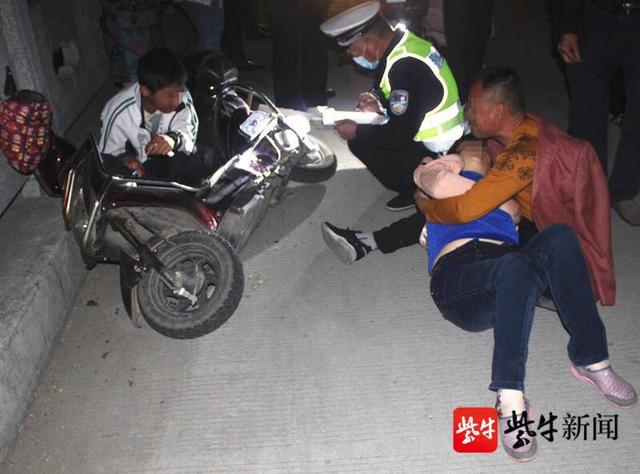 高邮市公安局交警大队汉留中队接报,甸垛粮站桥上,电动车与行人相撞