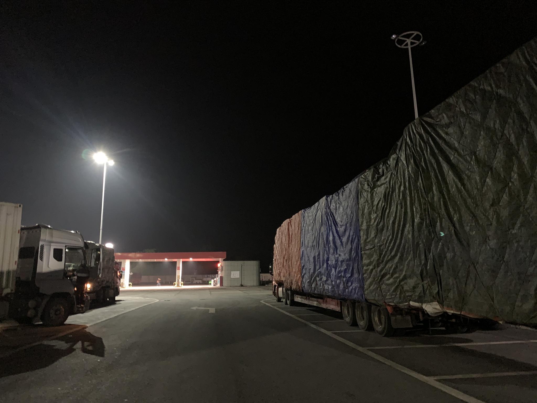 特写困在时间里的女卡车司机