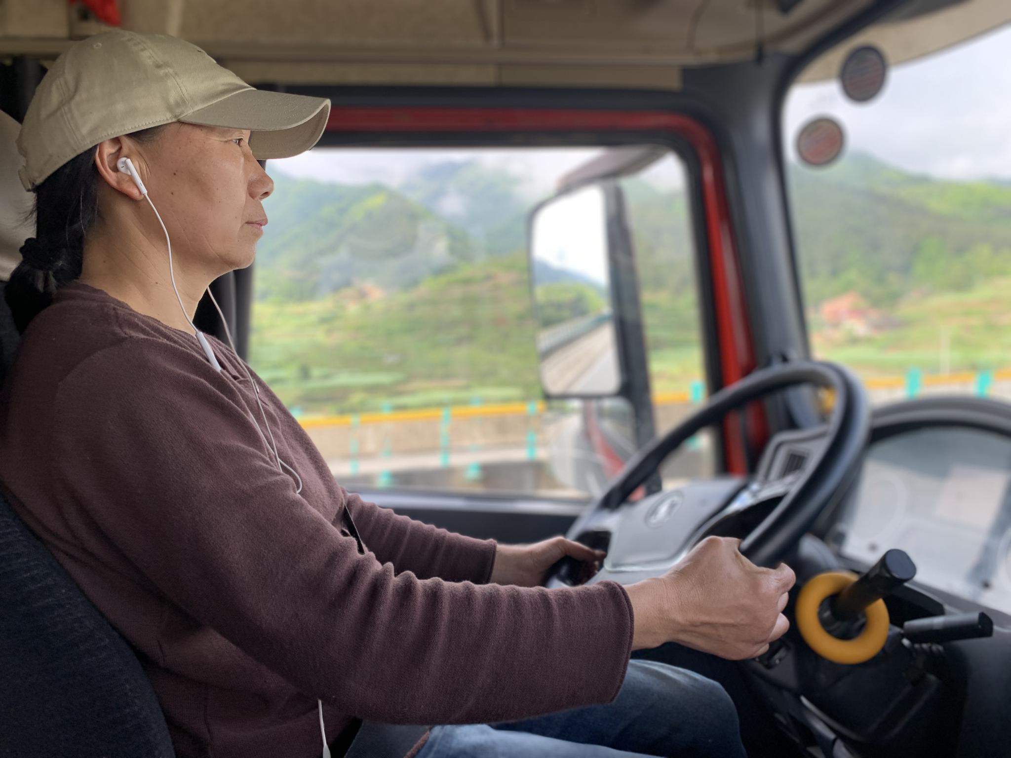 特写困在时间里的女卡车司机
