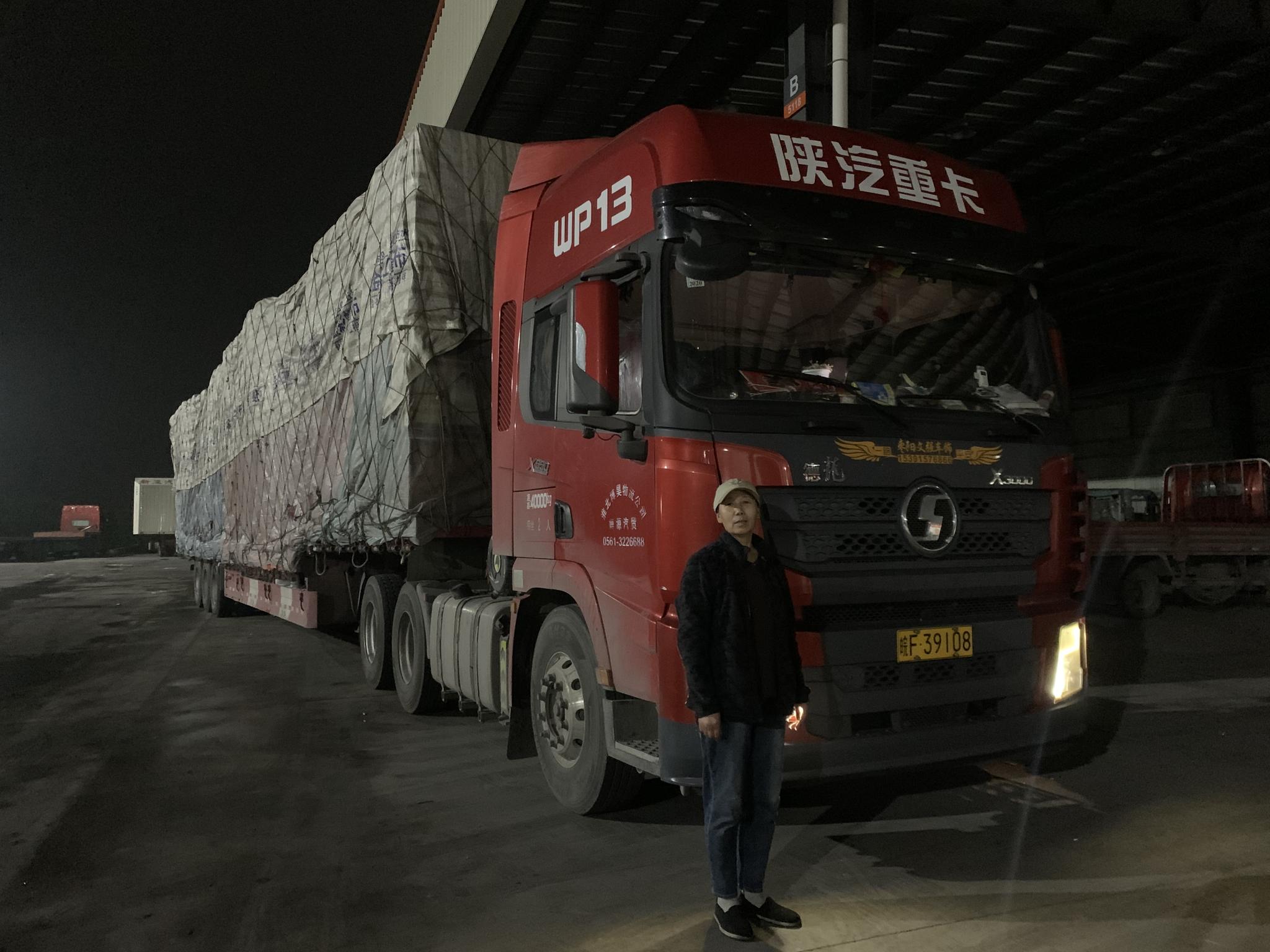 在杭州的物流园，谢琳的卡车装好货准备出发。高佳摄